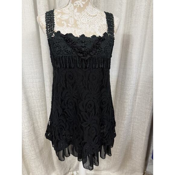 Pretty Angel Black Floral Lace Sleeveless Blouse with Chiffon Hem - Picture 2 of 8